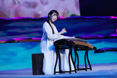 青年古筝演奏家冯安婧男受邀参加全球古筝春晚演出